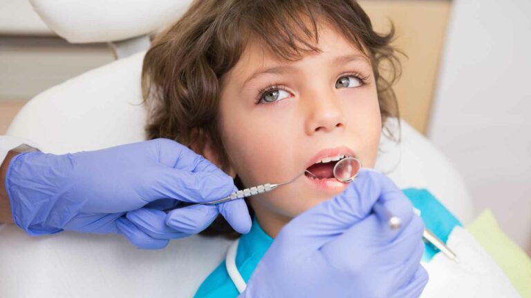 ¿A qué edad deben ir los niños al dentista?