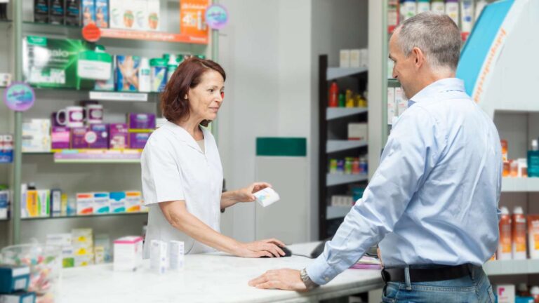 Mujer y hombre en una farmacia