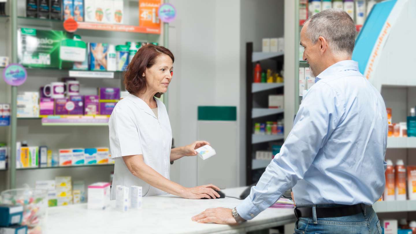 Mujer y hombre en una farmacia
