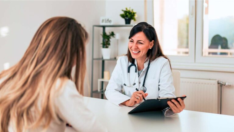Doctora y paciente en consulta.
